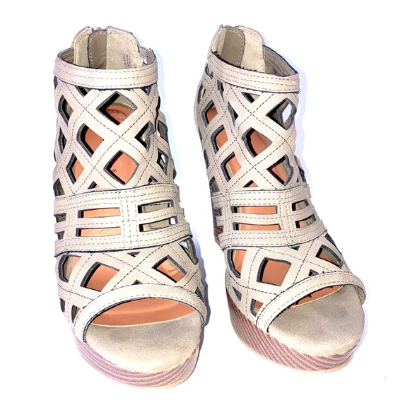 Dollhouse Kendrick Tan Suede Platform Cutout Wedge Heels Size 8M - Picture 3 of 9